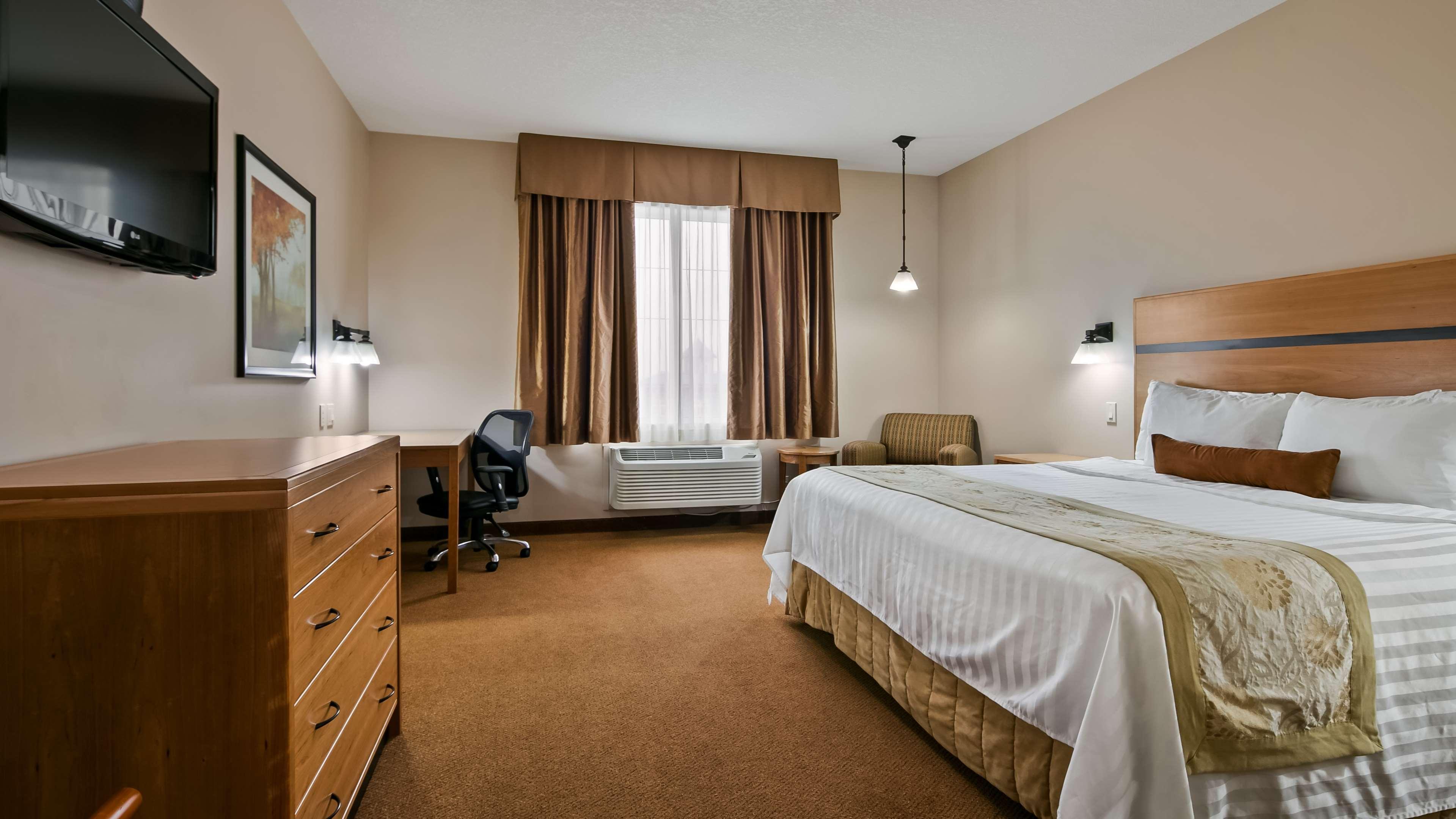 Best Western Plus Chateau Inn Sylvan Lake Exterior photo